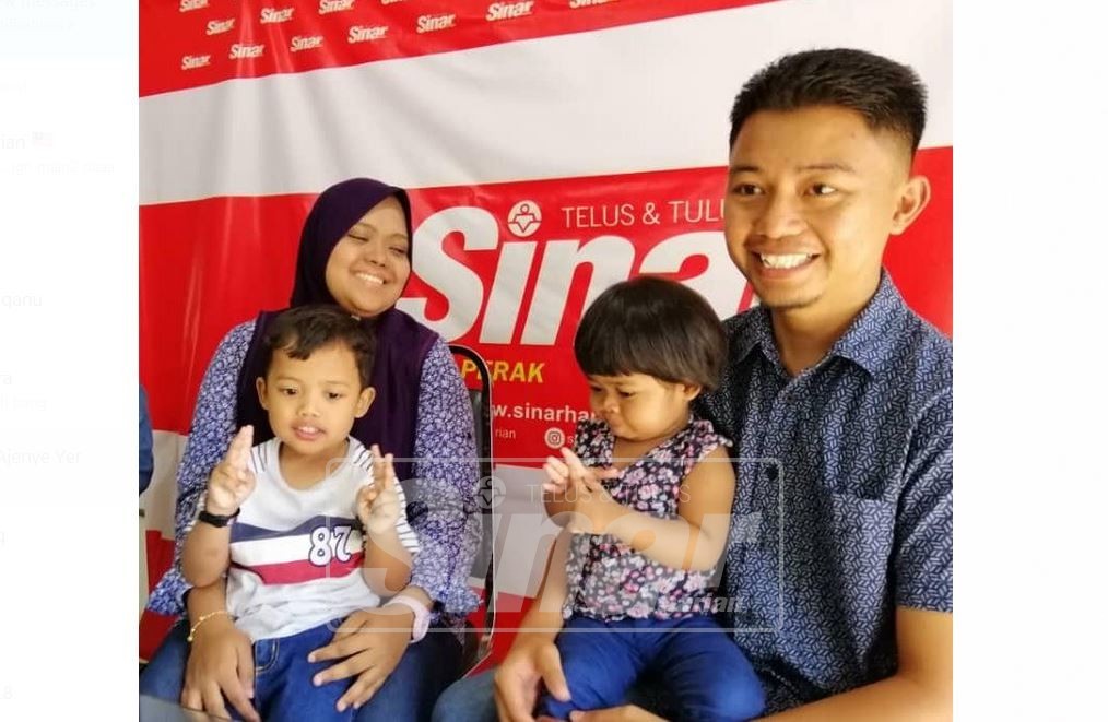 Ayra Humaira duduk di riba bapanya bergambar bersama ibu dan abangnya di pejabat Sinar Harian Perak di sini hari ini.