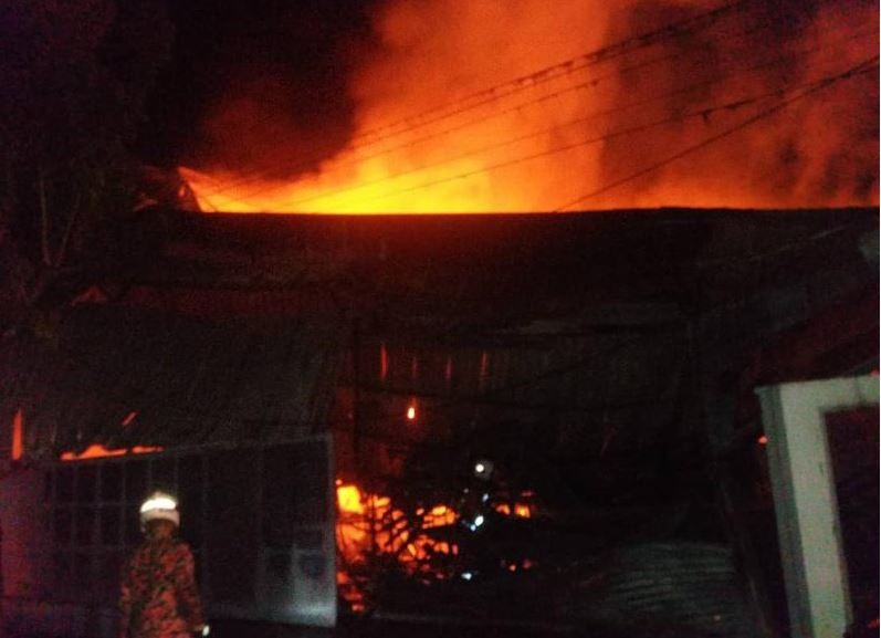 Sebuah gudang penyimpanan pelbagai barangan runcit musnah dalam kebakaran di kawasan Perindustrian Krubong, di sini, awal pagi tadi.