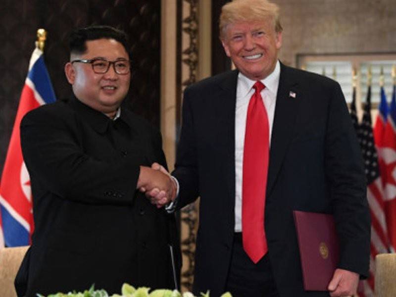 Jong-un dan Trump bertemu dalam sidang kemuncak pertama di Singapura pada tahun lalu.