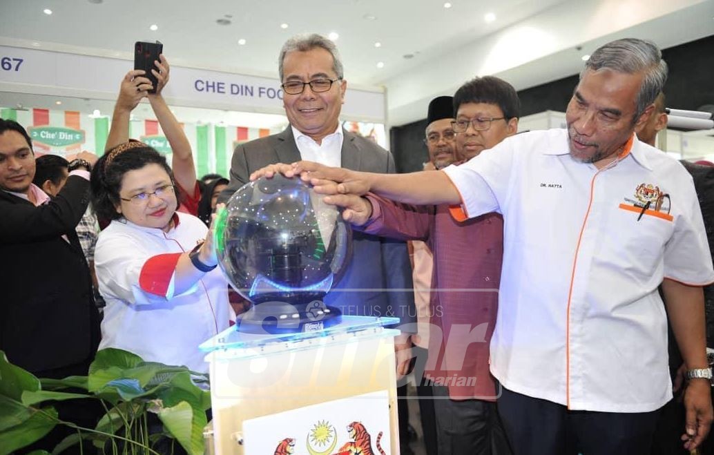 Mohd Redzuan (tiga kanan) bersama Timbalan Menterinya, Dr Mohd Hatta Ramli (kanan) pada majlis berkenaan di sini, hari ini.