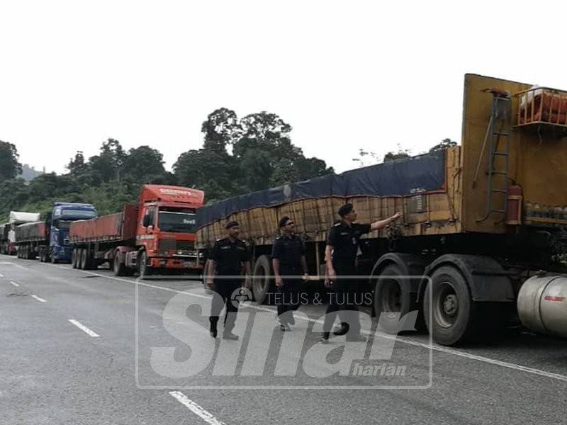 Pemandu lori biji besi sengaja tinggalkan kenderaan mereka di Seksyen 40, Jalan FT36 Kuala Jeneris-Kenyir - Aring 8 bagi elak sekatan jalan raya sempena Ops Tutup Siri 1/ 2019.