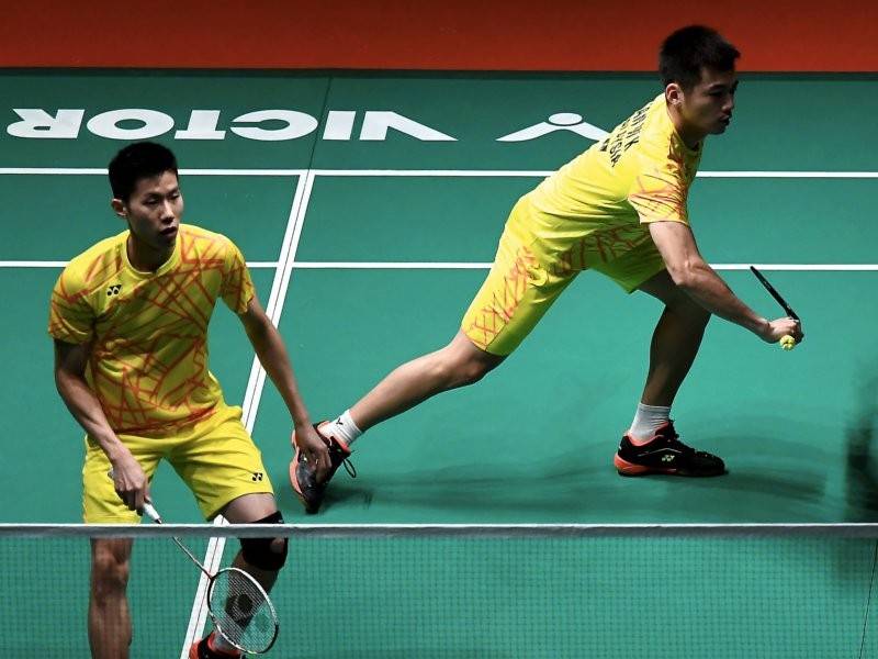 Pemain beregu lelaki negara Goh V Shem (kanan) dan Tan Wee Kiong beraksi menentang lawannya dari Indonesia Marcus Fernaldi Gideon dan Kevin Sanjaya Sukamuljo pada Kejohanan Perodua Malaysia Masters 2019 di Axiata Arena Kuala Lumpur Sports City, Bukit Jalil hari ini. Mereka tewas dengan keputusan 21-18, 24-22. - Foto Bernama