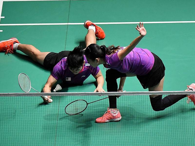 Pemain beregu campuran negara Chan Peng Soon (kiri) dan Goh Liu Ying (kanan) beraksi ketika menentang lawannya dari Jepun dan juga pilihan pertama kejohanan Yuta Watanabe dan Arisa Higashino pada separuh akhir Kejohanan Perodua Malaysia Masters 2019 di Axiata Arena Kuala Lumpur Sports City, Bukit Jalil hari ini. - Foto Bernama