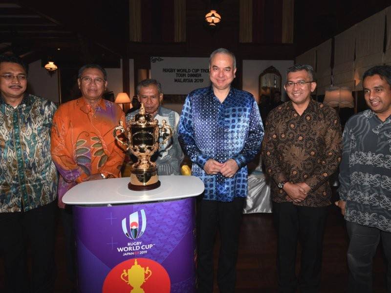 Pemangku Yang di-Pertuan Agong Sultan Nazrin Shah (tiga, kiri) yang juga Penaung Diraja Kesatuan Ragbi Malaysia (MRU) berkenan bergambar bersama Trofi Piala Dunia Ragbi 2019 (Piala Webb Ellis) pada Majlis Makan Malam Jelajah Malaysia Trofi Piala Dunia Ragbi 2019 malam ini. - Foto Bernama