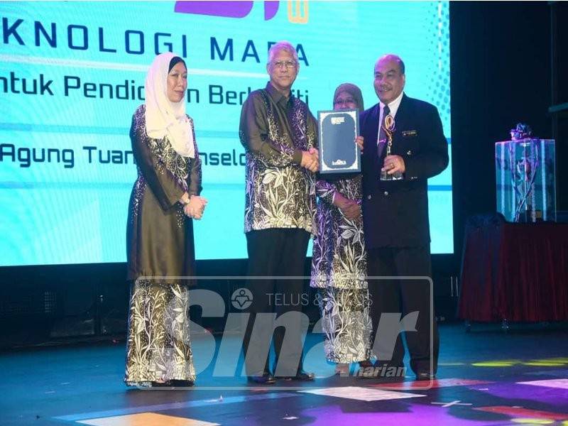 Tuan Mohd Rosli mewakili UiTM Kelantan menerima Anugerah Jaringan Alumni, Komuniti dan Kesukarelawan pada Majlis Inovasi UiTM 2018, baru-baru ini.
