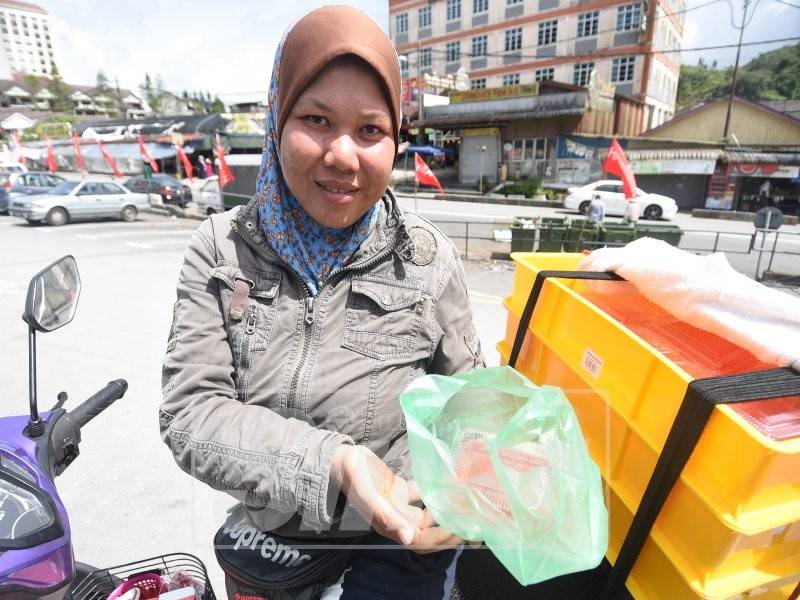 Hayati menunjukkan jeli yang dijualnya di Kea Farm. - Foto Sinar Harian oleh SHARIFUDIN ABDUL RAHIM