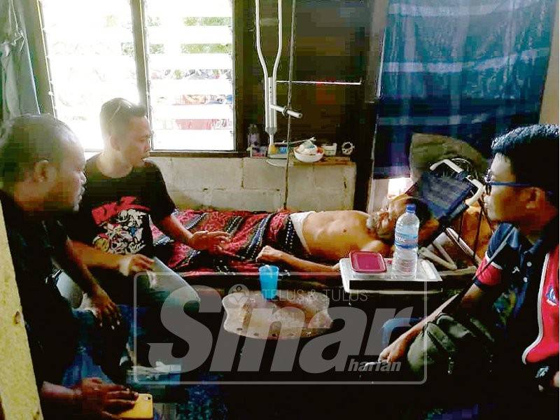 Rakan-rakan kerap menziarahi Farid di rumah pusaka ibu bapanya di Felda Air Tawar 2.
