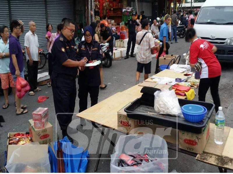 Anggota penguat kuasa melakukan operasi di sekitar Subang Jaya.
