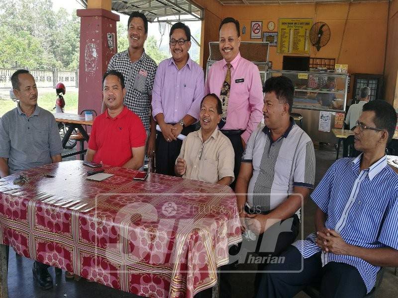 Dr Aminuddin (duduk, tengah) bersama pimpinan Bersatu Bahagian Jeli membincangkan agenda memperkasa parti itu dalam pertemuan ringkas di sini.
