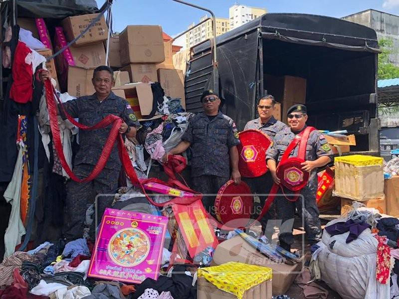 Mercun dan bunga api yang dijumpi di atas sebuah lori dengan ditutupi muatan pakaian terpakai.
