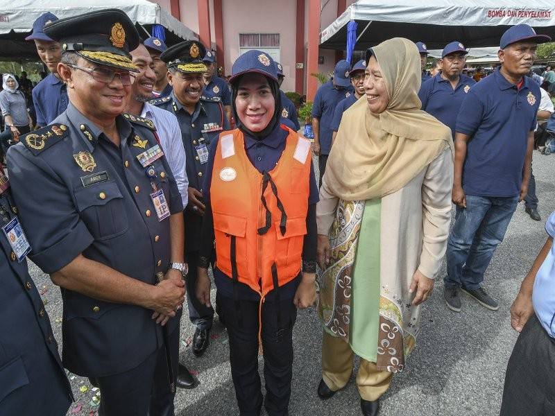 Menteri Perumahan dan Kerajaan Tempatan Zuraida Kamaruddin (dua, kanan) beramah mesra bersama Tengku Norizan Che Ku Ali yang merupakan sebahagian 27 anggota Bomba Sukarela Marin pada Pelancaran Pasukan Bomba Sukarela Marin di Balai Bomba Sukarela Marin Penempatan Semula Nelayan Tok Bali, Kampung Pak Mayong hari ini.
Turut sama Timbalan Ketua Pengarah Bahagian Operasi Jabatan Bomba dan Penyelamat Malaysia (JBPM) Datuk Amer Yusof (kiri).- Foto Bernama 