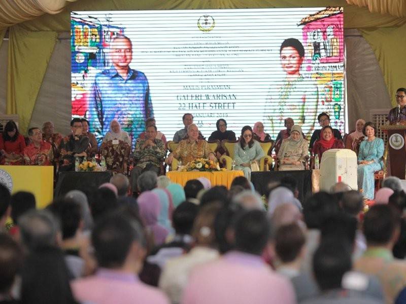 Ahmad Faizal menyampaikan ucapan sempena perasmian galeri berkenaan yang disempurnakan Sultan Nazrin.