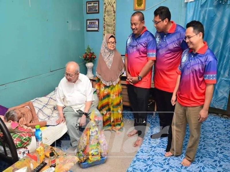 Tengku Razaleigh melawat ahli veteran Umno yang terlantar sakit di Kampung Sungai Asap.
