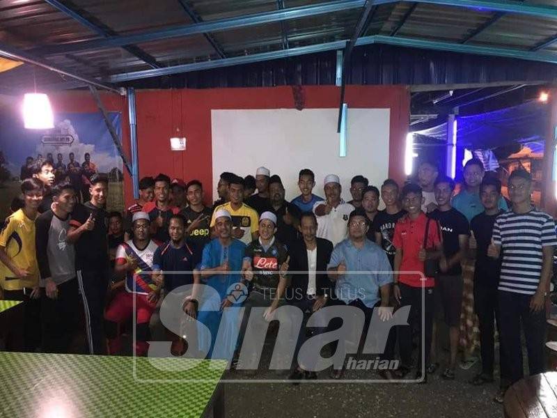 Mohd Saffuan (tengah) bergambar bersama belia Kampung Ruat, Yan.