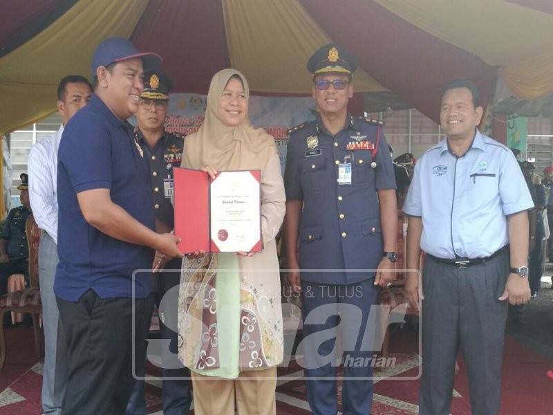 Anggota PBS Marin menerima sijil keanggotaan daripada Zuraida.