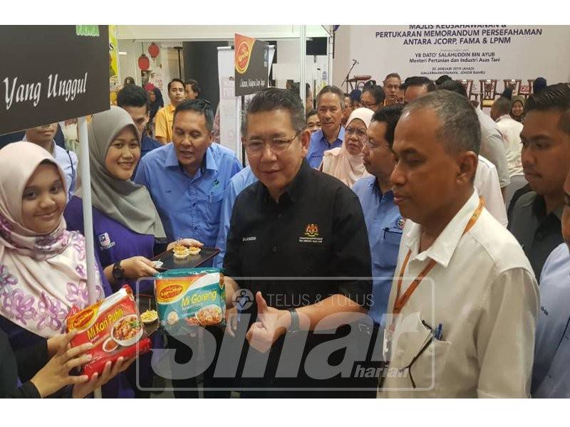 Salahuddin semasa melawat pameran pada Program Keusahawanan dan Pertukaran Memorandum Persefahaman antara Johor Corporation, Lembaga Pemasaran Pertanian Persekutuan dan Lembaga Perindustrian Nanas Malaysia di Galleria@Kotaraya.