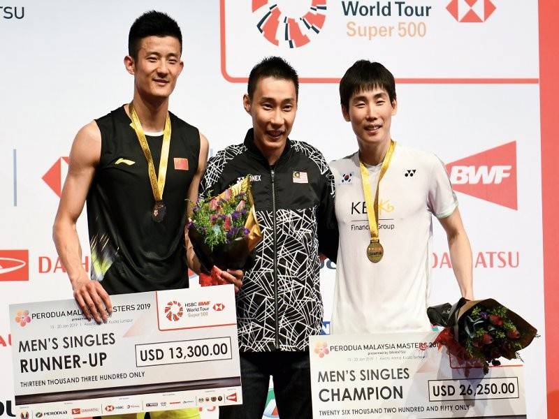 Chong Wei (tengah) bersama Wan Ho (kanan) selepas menyampaikan hadiah kejuaraan perseorangan lelaki Perodua Malaysia Masters 2019 kepada pemain Korea Selatan itu di Axiata Arena Kuala Lumpur Sports City, Bukit Jalil hari ini. Wan Ho menumpaskan Chen Long (kiri) dari China dengan 21-17, 21-19. - Foto Bernama