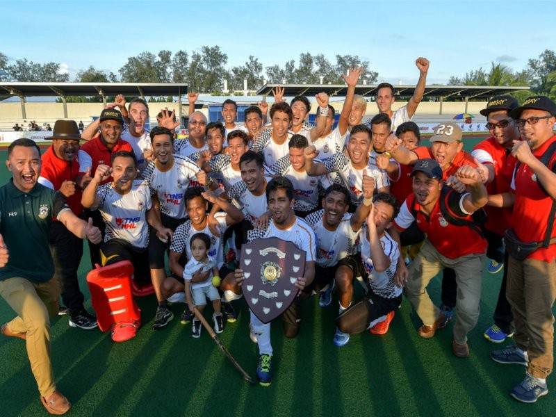 Pasukan Terengganu Hockey Team (THT) meraikan kejayaan memenangi Piala Sumbangsih selepas menewaskan pasukan UniKL menerusi penalti ‘shoot out’ 3-1 selepas terikat 2-2 pada perlawanan Sumbangsih Liga Hoki Malaysia TNB 2019 di Stadium Hoki Batu Burok, hari ini. - Foto Bernama