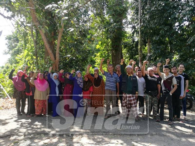 Penduduk menunjukkan bantahan mereka terhadap operasi kuari batu dalam pertemuan bersama Sinar Harian, semalam.