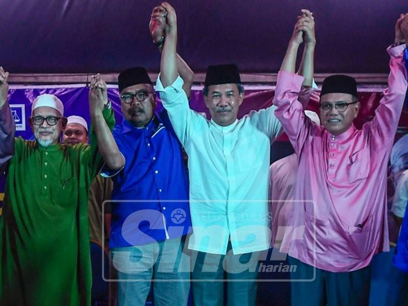 Mohamad Hasan dan Abdul Hadi bertemu ketika program Pentas Perdana di Dataran Sungai Koyan - Foto SINAR HARIAN, SHARIFUDIN ABD RAHIM