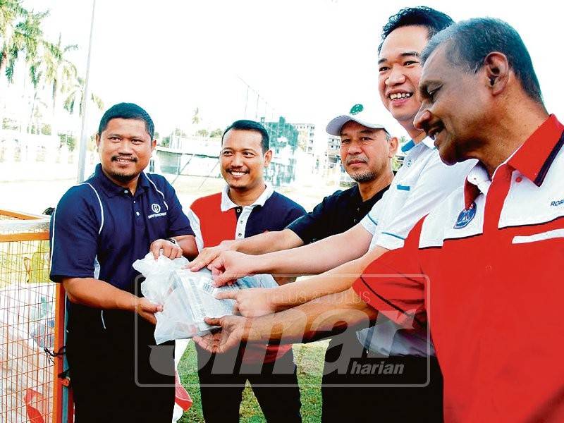 Kok Seong (dua, kanan) ketika merasmikan Program KITAR3cyle, semalam.
