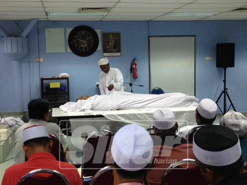 Fasilitator menunjukkan cara yang betul untuk menguruskan jenazah.