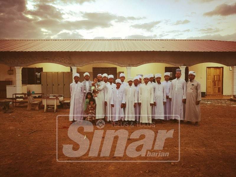 Muaz (kanan) bersama pelajar Maahad Tahfiz Darul Mustafa di depan tahfiz dibina atas tanah diwakafkan Allahyarham Nawawi.