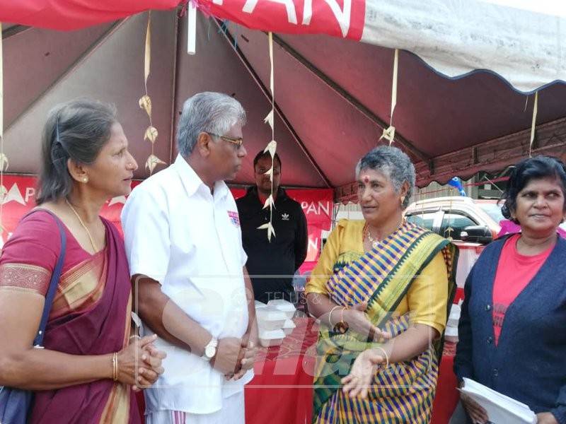  M Manogaran bertemu penduduk sebelum menyertai sambutan Hari Thaipusam di Kuil Sri Subramaniar, Ringlet.
