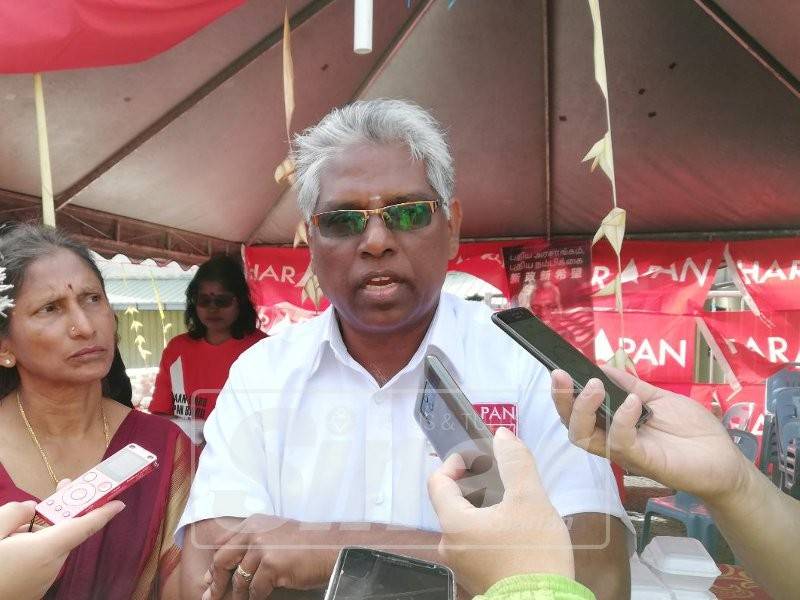 M Manogaran bertemu penduduk sebelum menyertai sambutan Hari Thaipusam di Kuil Sri Subramaniar, Ringlet.
