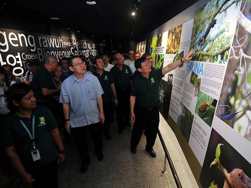 Menteri Kewangan Lim Guan Eng (depan dua, kiri) bersama Ketua Menteri Pulau Pinang Chow Kon Yeow (depan, kanan) ketika lawatan pada Majlis Perasmian Stesen Bawah Bukit Bendera Fasa 3 hari ini. - Foto Bernama