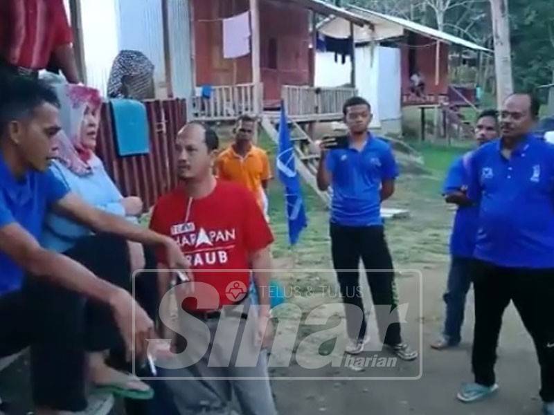 Maznah (duduk) ketika bersemuka dengan Tengku Zulpuri (merah) dalam klip rakaman yang tersebar sejak tengah malam tadi.