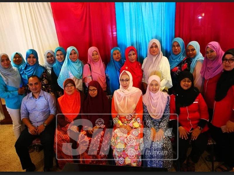 Syarifah Norhayati (duduk, dua kanan) bersama kepimpinan wanita PH Terengganu.