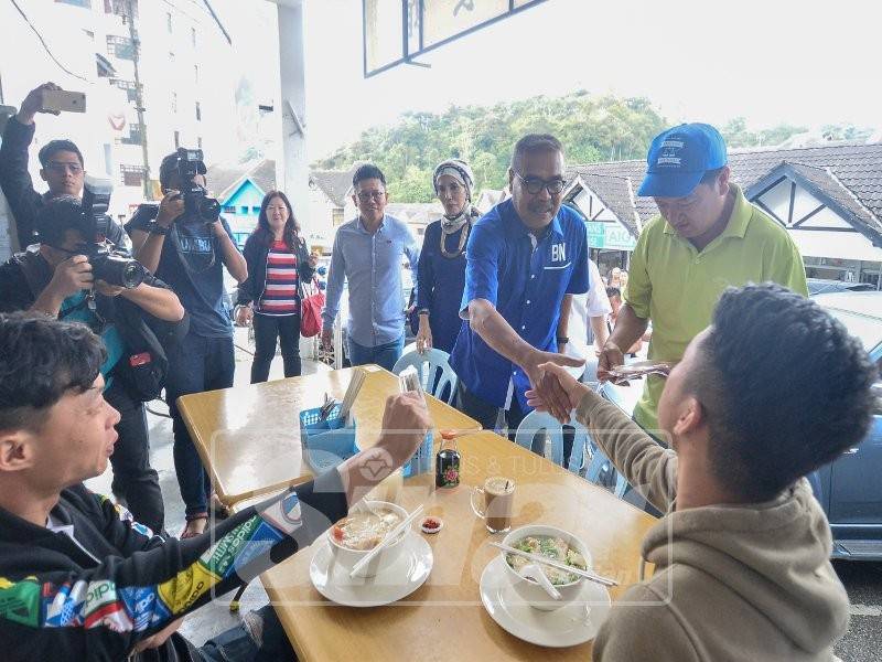 Calon BN, Ramli Mohd Nor berjumpa dan beramah mesra pengundi-pengundi di Pekan Brinchang hari ini.
Foto: SHARIFUDIN ABDUL RAHIM