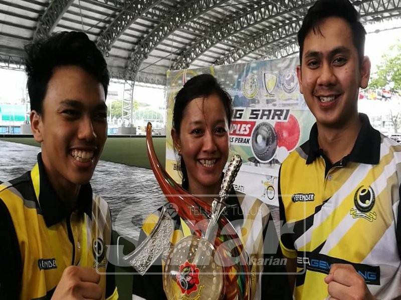 Trio ini mengharumkan nama Perak setelah muncul juara bagi kejohanan Piala Taming Sari Triples Open Lawn Bowl di Arena Lawn Bowls Perak.
