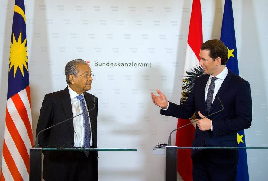 Perdana Menteri Tun Dr Mahathir Mohamad mengadakan sidang media bersama rakan sejawatanya Canselor Republik Austria Sebastian Kurz di Federal Chancellery hari ini.- Foto Bernama 