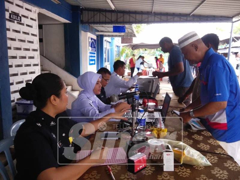 Orang ramai mengambil peluang membayar saman semasa Hari Bersama Pelanggan IPD Kluang, semalam.