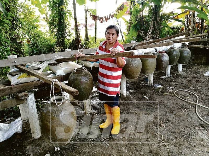 Unik apabila tempayan lama tergantung ketika Che Minah memproses tepung beras pulut kisar.