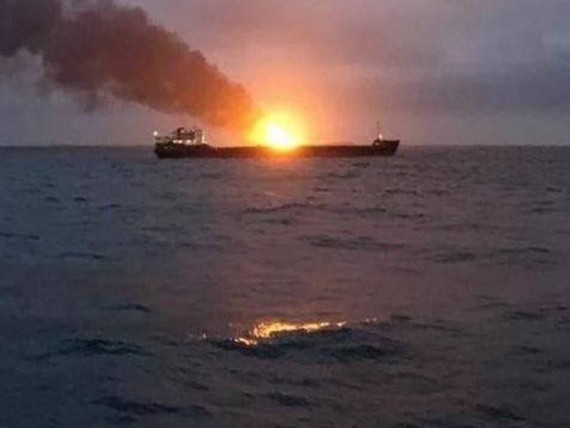 Asap kelihatan susulan kebakaran kapal di Selat Kerch, semalam. - Foto kerch.fm