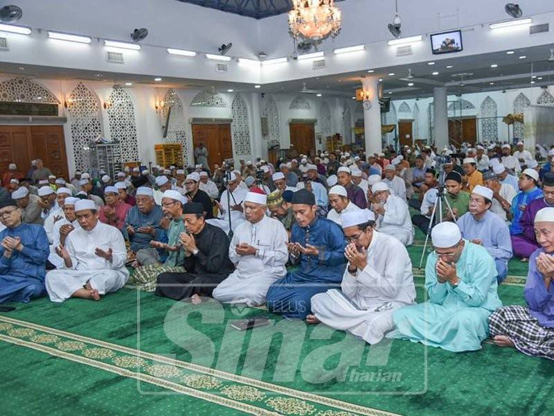 Aminuddin (dua, kiri) ketika sambutan Maulidur Rasul di Masjid Kariah Paroi Jaya, kelmarin.