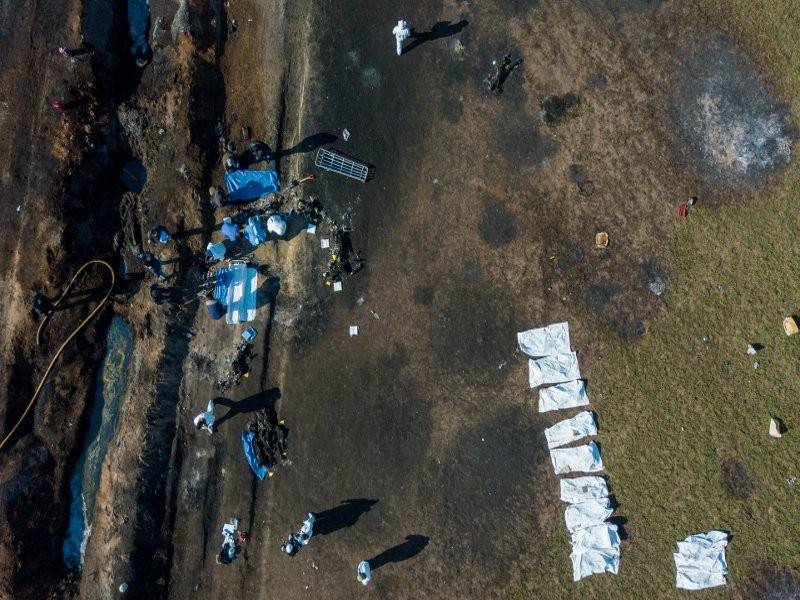 Pemandangan udara di lokasi kejadian susulan letupan saluran paip minyak di Tlahuelilpan, Mexico pada Jumaat lalu. - Foto AFP