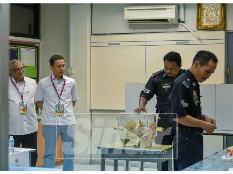 Azhar (dua, kiri) hadir melawat pengundi-pengundi membuang undi ketika Undi Awal di Balai Polis Brinchang hari ini. - Foto SHARIFUDIN ABDUL RAHIM