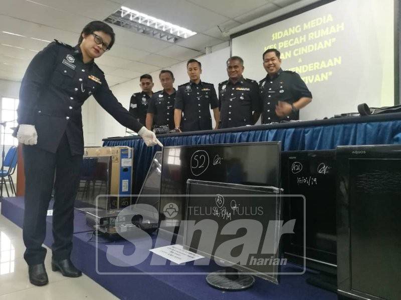 Shafa'aton menunjukkan antara barang yang dirampas susulan tertangkapnya suspek utama. 