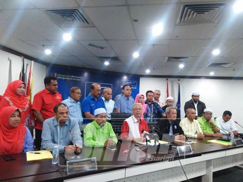 Ismail (tengah) mempengerusikan sidang media, hari ini.