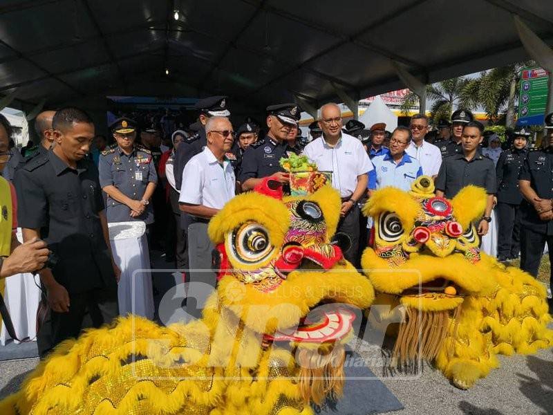 Noor Rashid(tengah) melancarkan Op Selamat ke-14 sempena Tahun Baharu Cina.