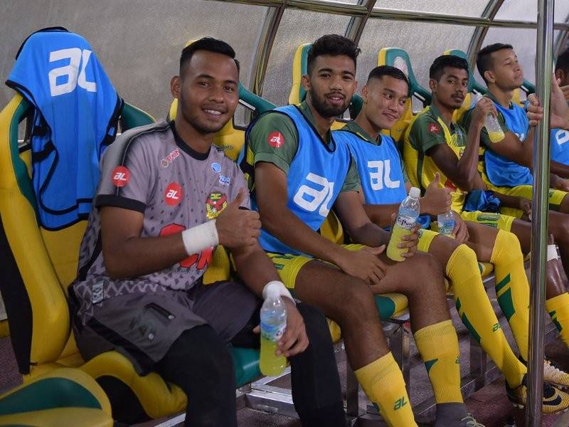 Zafuan (dua kiri) banyak memanaskan bangku simpanan bersama Kedah pada musim lalu berikutan saingan sengit yang diberikan oleh pemain senior dan import. - Foto Ahmad Zaki Osman