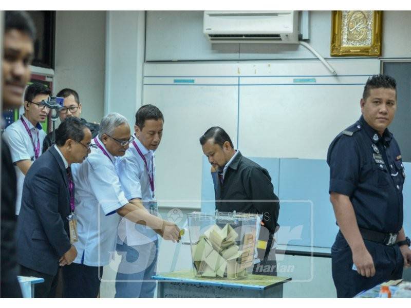 Pengerusi SPR, Azhar Azizan Harun hadir melawat pengundi-pengundi membuang undi ketika di Balai Polis Brinchang hari ini. - Foto Sinar Harian oleh SHARIFUDIN ABDUL RAHIM 