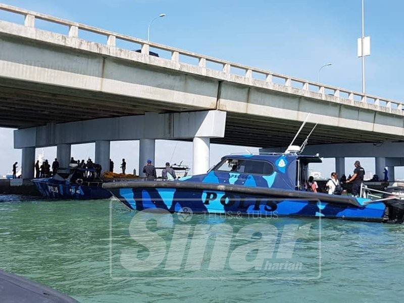 Penyelam telah turun ke dasar laut sejak jam 7 pagi tadi secara bergilir-gilir bagi meninjau keadaan air dan arus di lokasi kereta itu dijumpai.