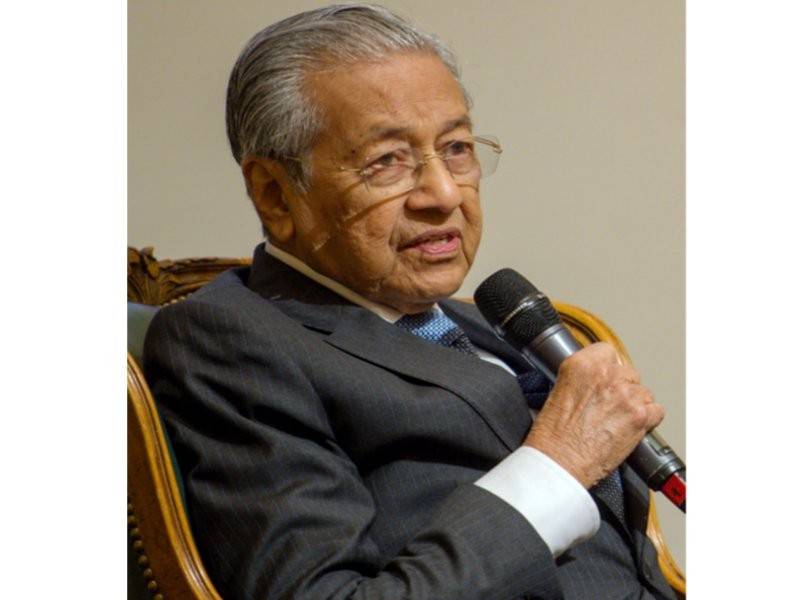 Mahathir ketika menjawab persoalan yang diajukan semasa sesi dialog bersama diaspora Malaysia yang menetap di Austria dan Republik Slovak pada Isnin. - Foto Bernama