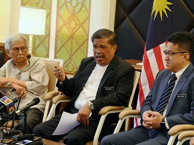 Menteri Pertahanan Mohamad Sabu (tengah) ketika sidang media sempena menghadiri Dialog Perwira bertemakan ‘Navigating the Risks of Thucydides Trap: U.S-China Relations and Southeast Asian Responses' hari ini. - Foto Bernama