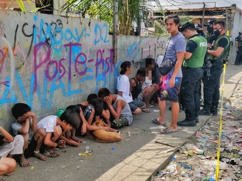 Antara kanak-kanak bawah umur yang ditahan semasa serbuan di Pelabuhan Ikan Navotas, minggu lalu.
